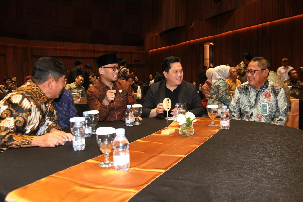 Menteri Pemuda dan Olahraga Erick Thohir (tengah), Wakil Menteri Haji dan Umrah Dahnil Anzar Simanjuntak (kiri) dan Direktur Utama PT Bank Syariah Nasional (BSN) Alex Sofjan Noor berbincang disela acara Anugerah Syariah Republika 2026 di Jakarta, Rabu (1/7/2026).  